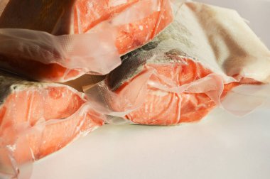 Süpürge ambalajında kırmızı balık. Düzgün beslenme, alabalık, somon, somon balığı. deniz ürünleri.