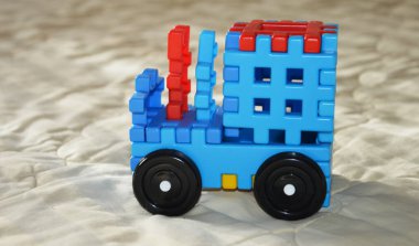 İnşaatçıdan gelen makine. Parçalardan yapılmış bir çocuk oyuncağı. hafif bir arkaplanda.