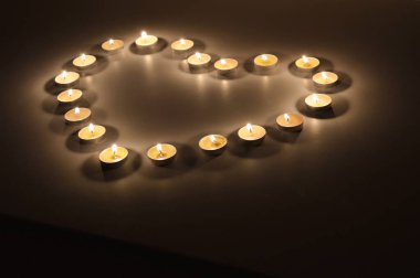 Sevgililer Günün kutlu olsun. Romantik bir tatil için arka plan. Sevgi. Küçük yanan mumlar.