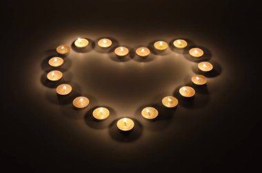 Sevgililer Günün kutlu olsun. Romantik bir tatil için arka plan. Sevgi. Küçük yanan mumlar.