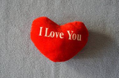 Sevgililer Günün kutlu olsun. Romantizm için arka plan. Kırmızı kalp, tatlı kart, seni seviyorum..