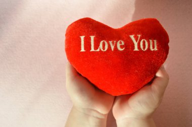 Sevgililer Günün kutlu olsun. Romantizm için arka plan. Kırmızı bir kalp ellerle tutulur, tatlı bir kartpostal, seni seviyorum.