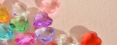 Sevgililer Günün kutlu olsun. Romantik bir tatil için arka plan. Sevgi. Renkli, şık taş kalpler.