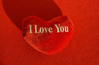 Sevgililer Günün kutlu olsun. Romantizm için arka plan. Kırmızı kalp, tatlı kart, seni seviyorum..