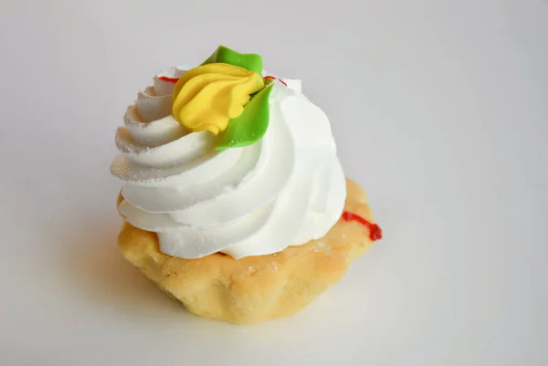 Sahnetorte Dessert Mit Marmelade Und Flauschiger Weißer Sahne Sandkorb — Stockfoto