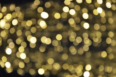 Bokeh ışıkları sarı. Mutlu Noeller ve yeni yılı kutlamak için parlak bir arka plan. Kış tatili için şehrin dekorasyonu..