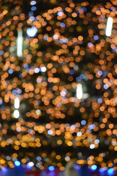 カラフルなボケのライト メリークリスマスとハッピーニューイヤーを祝うためのお祭りの光沢のある背景 冬休みの街の装飾 — ストック写真