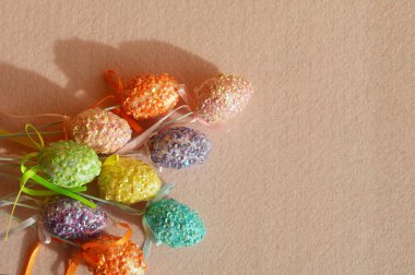 Mutlu Paskalyalar 'ı kutlamak için dekoratif bir arka plan. Renkli dekoratif yumurtalar. Bahar tatili.