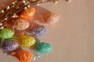 Mutlu Paskalyalar 'ı kutlamak için dekoratif bir arka plan. Renkli dekoratif yumurtalar. Bahar tatili.