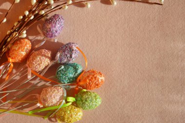 Mutlu Paskalyalar 'ı kutlamak için dekoratif bir arka plan. Renkli dekoratif yumurtalar. Bahar tatili.