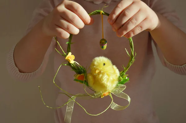 Feliz Páscoa Decoração Para Feriado Uma Criança Está Segurando Uma — Fotografia de Stock