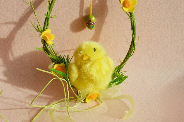 Pozadí Výzdobou Oslavu Veselých Velikonoc Dekorativní Žluté Kuře — Stock fotografie