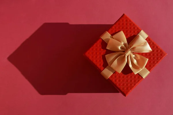 Ένα Κόκκινο Κουτί Δώρου Ένα Τόξο Και Μια Σκιά Μορφή — Φωτογραφία Αρχείου