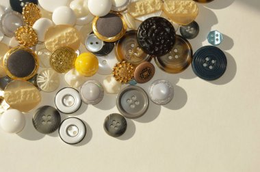 Kıyafetler için düğmeler. Toka. Dikiş malzemeleri. Tasarım için arkaplan.