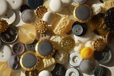 Kıyafetler için düğmeler. Toka. Dikiş malzemeleri. Tasarım için arkaplan.