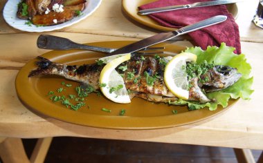 limon ile doldurulmuş alabalık