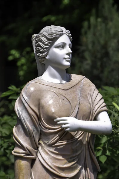 Estatua de la mujer en el parque —  Fotos de Stock