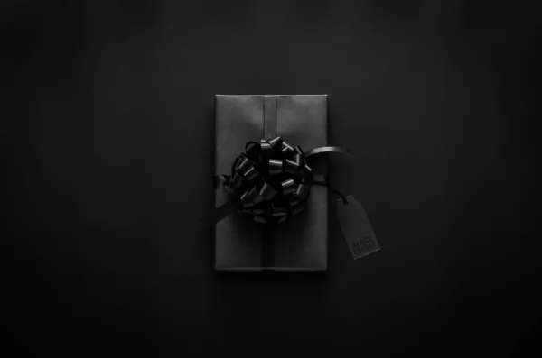 Eine Schwarze Geschenkbox Mit Schleife Und Preisschild Setzt Auf Schwarzem — Stockfoto