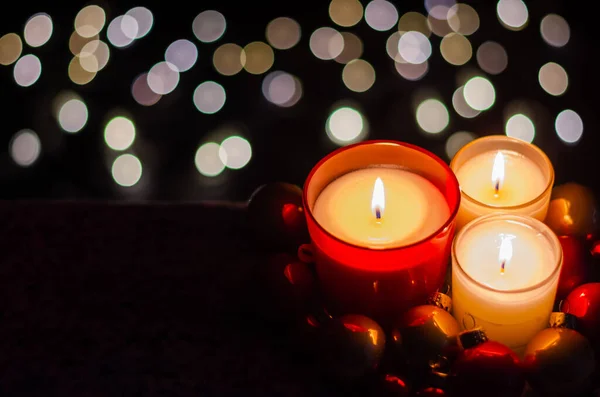 Fokus Und Unscharfe Brennende Kerze Mit Weihnachtsschmuck Auf Dunklem Und — Stockfoto