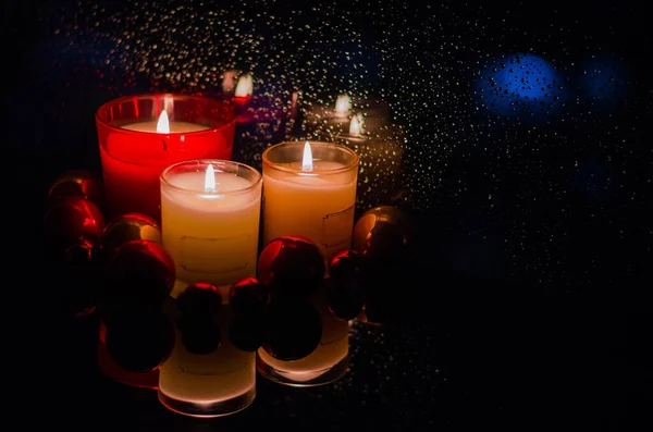 Fokussierung Und Unschärfe Brennender Kerzen Mit Chirstmas Ornamenten Die Neben — Stockfoto