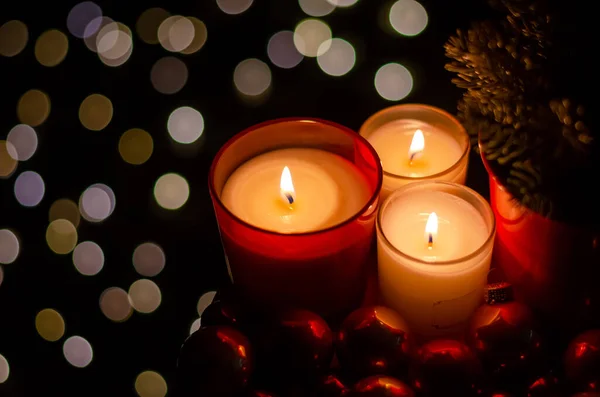 Enfoque Selectivo Quema Velas Vidrio Rojo Con Árbol Navidad Decorado —  Fotos de Stock