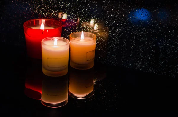 Kerzen Glas Neben Fenster Gestellt Die Regentropfen Dunklen Hintergrund Haben — Stockfoto