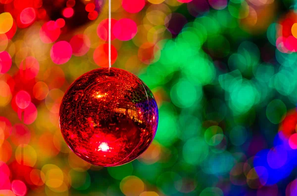 Červená Cetka Závěsné Zdobit Pro Vánoční Dovolenou Barevným Bokeh Světla — Stock fotografie