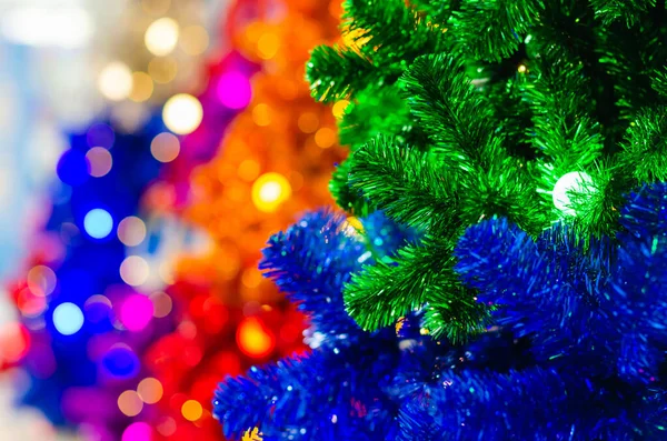 Selektivní Zaměření Zelený Vánoční Stromek Žárovkou Rozmazaným Zaměřením Barevných Vánočních — Stock fotografie