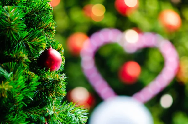Červená Cetka Visí Vánočním Stromečku Bokeh Pozadí Další Větší Vánoční — Stock fotografie