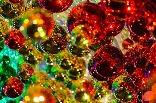 Bunte Kugeln Hängen Für Weihnachten Mit Bunten Bokeh Aus Licht — Stockfoto