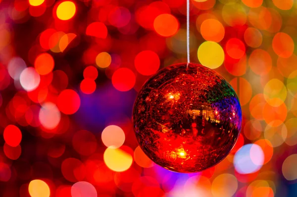 Červená Cetka Závěsné Zdobit Pro Vánoční Dovolenou Barevným Bokeh Světla — Stock fotografie