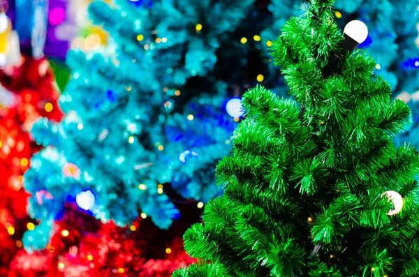 Zelený Vánoční Stromek Žárovkou Rozmazaným Ostřením Barevných Vánočních Stromků — Stock fotografie