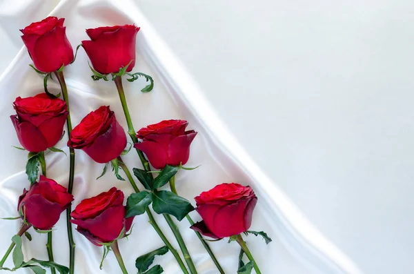 Κόκκινα Τριαντάφυλλα Λευκό Σατέν Φόντο Ύφασμα Για Την Επέτειο Μητέρα — Φωτογραφία Αρχείου