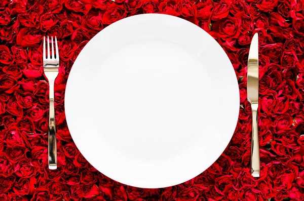 Λευκό Πιάτο Μαχαίρι Και Πιρούνι Φόντο Κόκκινο Τριαντάφυλλο Για Φαγητό — Φωτογραφία Αρχείου