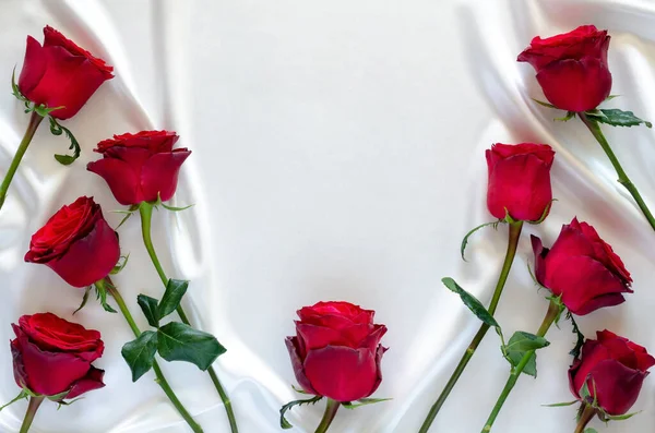 Rosas Rojas Ponen Fondo Tela Satén Blanco Para Aniversario Madre —  Fotos de Stock