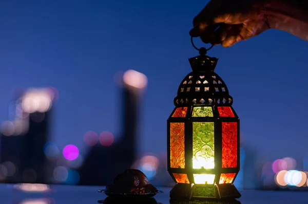 Lanterna Piccolo Piatto Datteri Frutta Con Sfondo Urbano Festa Musulmana — Foto Stock