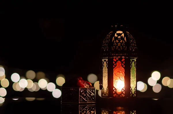 Lucerna Datum Ovoce Bokeh Světlo Tmavém Pozadí Pro Muslimské Svátek — Stock fotografie