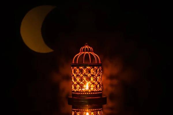 Selektivní Zaměření Lucerny Měsíčním Tvarem Světla Pozadí Pro Muslimskou Hostinu — Stock fotografie