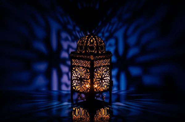 Schwarze Laterne Mit Reflexion Von Blauem Hintergrund Zum Muslimischen Fest — Stockfoto