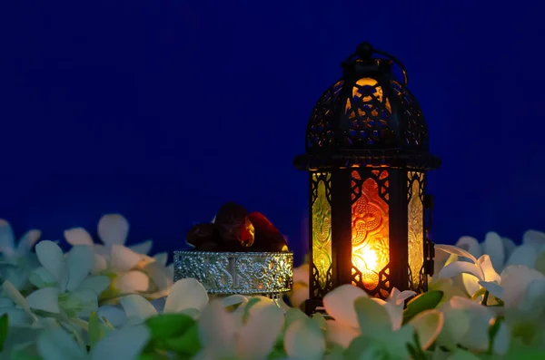 Ліхтар Синьому Тлі Фруктами Орхідеї Мусульманського Свята Святого Місяця Рамадан — стокове фото