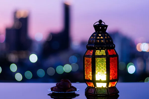 Ліхтар Сутінками Міським Боке Освітленим Фоном Мусульманського Свята Святого Місяця — стокове фото