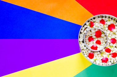 Yasemin çiçekleri renkli arka planda kutsanmak için su kabında. Songkran festivali arka planı.