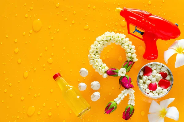Songkran Festival Fundo Com Jasmim Guirlanda Pistola Água Flores Tigela — Fotografia de Stock