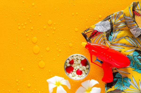Songkran Festival Fundo Com Camisa Colorida Pistola Água Flores Tigela — Fotografia de Stock