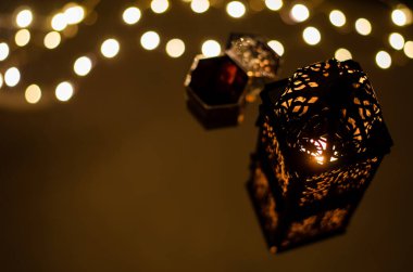 Kutsal Ramazan Kareem bayramı için fenerin seçici odak noktası bokeh ışığının meyveli yansımasıdır..