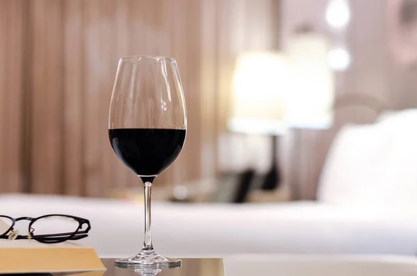 Yatak Odasındaki Masaya Bir Bardak Gözlüklü Kitaplı Kırmızı Şarap Kavramında Telifsiz Stok Imajlar