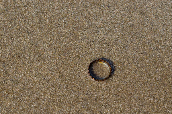 Nealkoholický Nápoj Čepice Rezavou Mokrém Čistém Písku Pláže Stínem Slunečního — Stock fotografie
