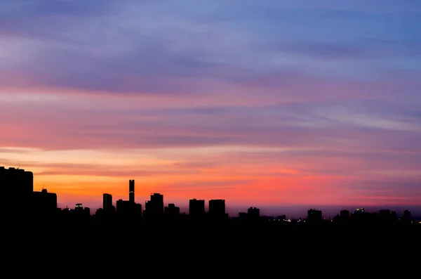 Céu Crepúsculo Colorido Tarde Com Silhueta Muitos Edifício Cidade — Fotografia de Stock