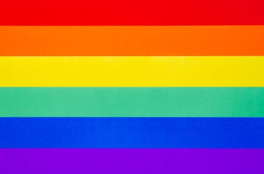 Gurur günü ve LGBTQ konsepti için renkli kağıttan yapılan gurur veya gökkuşağı bayrağı.