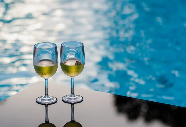 Dvě Sklenice Bílého Vína Stůl Bazénu Pro Koncept Prázdninového Letního Royalty Free Stock Obrázky